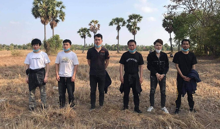 コンポンスプーの水田を徘徊する中国人6人に不審を抱いた村人が通報　警察が拘留
