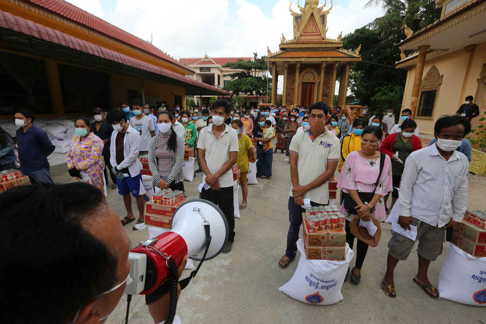 Khmer Times 2転回！報道のアクロバット？抗議住民の食料受領写真集？