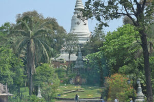 とっておきのプノンペン３　街のランドマーク：独立記念塔とワットプノン