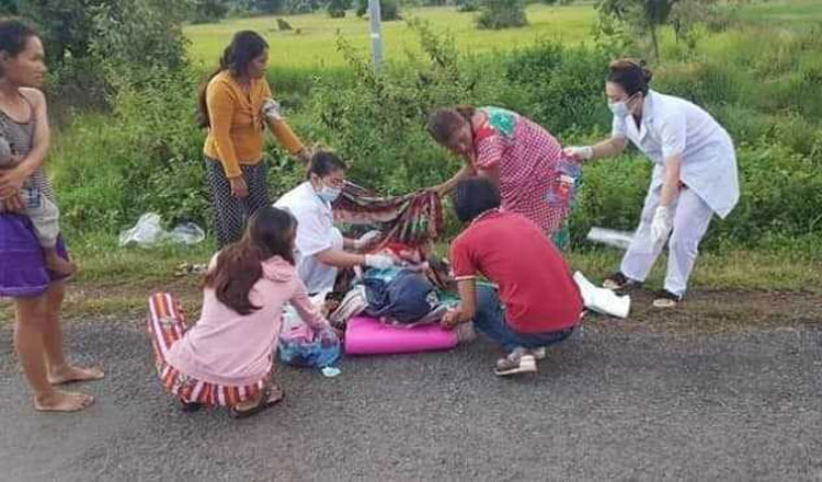 ラタナキリ　路上での出産、女性たちが手伝うー田舎の人情ー
