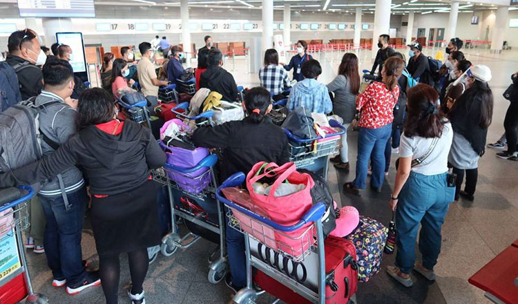 7日、73人の困窮したフィリピン人が本国手配便でようやく帰国できた