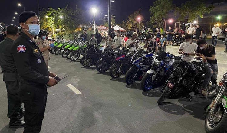 プノンペンの夜　29日、改造騒音バイクを取り締まるー13人逮捕ー