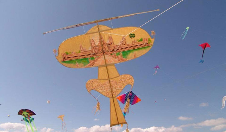 シェムリアップ・バンティースレイ地区で伝統風の凧祭りを開催
