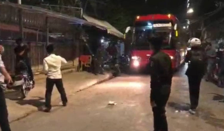 首都のど真ん中　武装ボディーガードと中国人が中国人客満載のバスを襲撃
