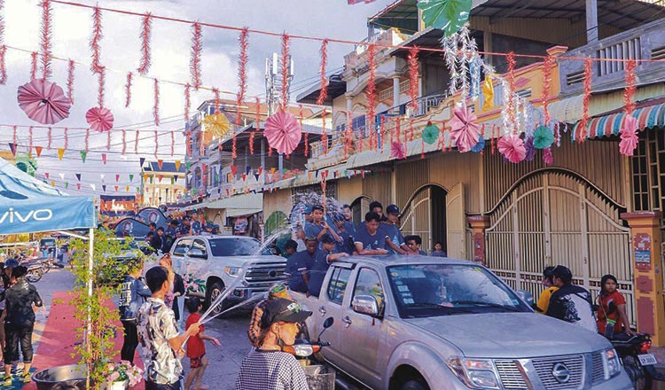 クメール正月　通常通り、但し水かけや水袋の投げかけを禁止