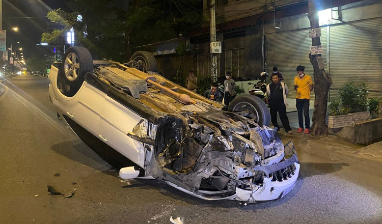 プノンペン　分離帯に衝突事故、車が逆転に！運転手は逃亡