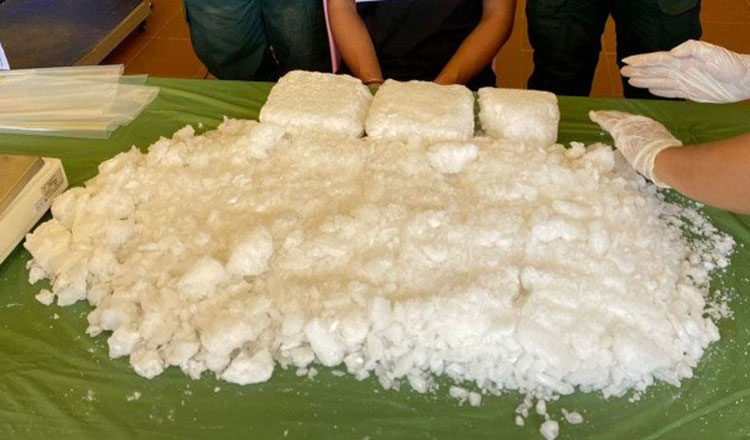 バッタンバン警察は3人組の麻薬密売人から大量の麻薬を押収