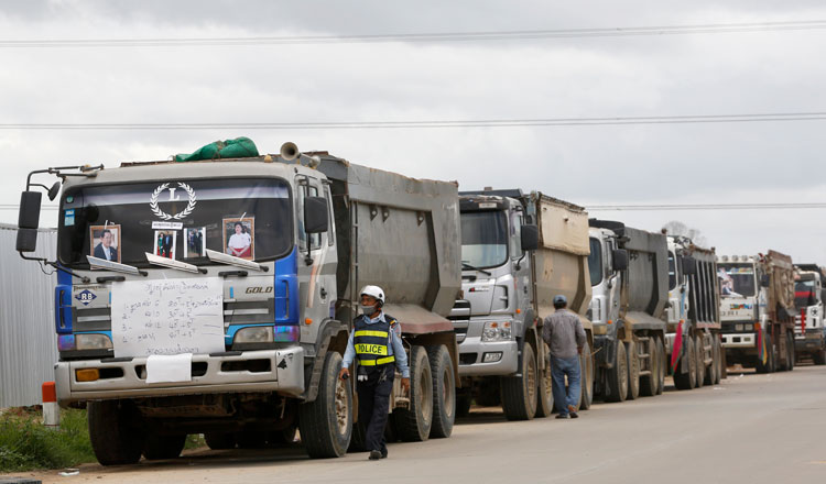 プノンペン　トラック運転手が道路を封鎖して抗議