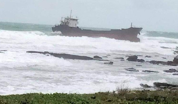 シアヌークビル沖の島　荒天の難破船から中国人船員を救助