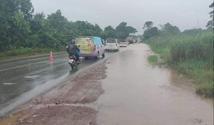 全力各地で豪雨、コンポンスプー州は洪水のために国道通行でを禁止