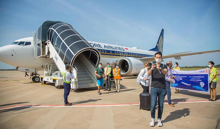 航空旅客数は 前年比5倍増、だがコロナ以前2019 年比 74% 減少