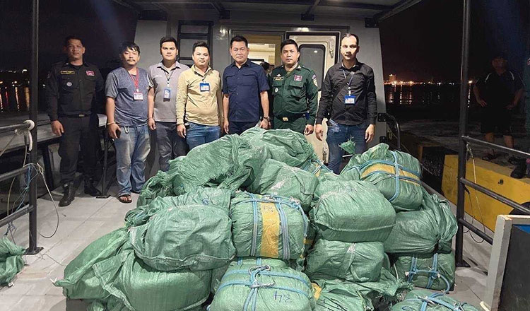 シアヌークビル沖で中国人5人を逮捕、1㌧の大量麻薬を押収