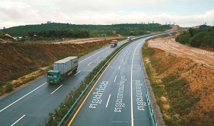 プノンペン＝シアヌークビル高速道路、 1 日に開通、3日間事故無し