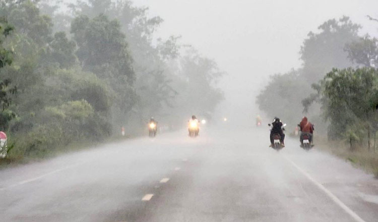 カンボジアで洪水がある中、別の台風が南シナ海に入る