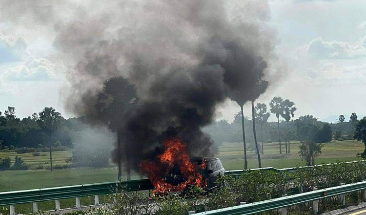 カンボジア初の高速道路で車が炎上、整備不良車か？