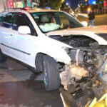 プノンペン　「酔った」外国人運転の車が分離帯に激突、運転手は逃亡中