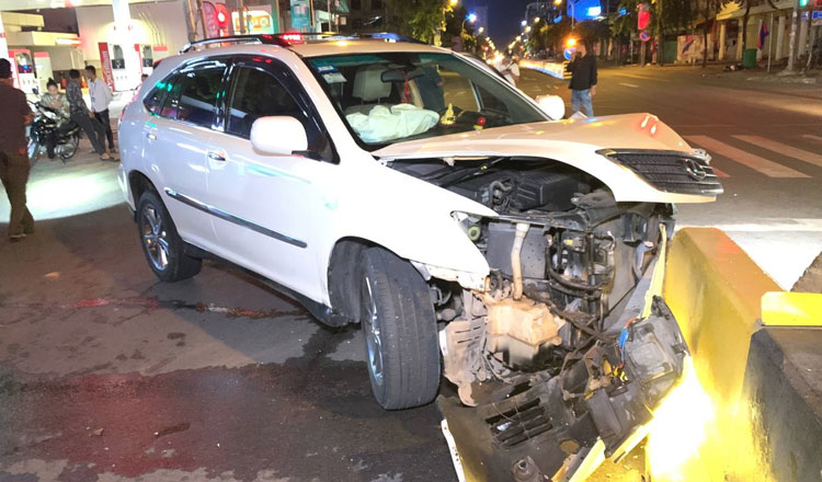 プノンペン　「酔った」外国人運転の車が分離帯に激突、運転手は逃亡中