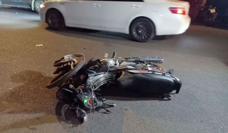 酩酊状態の中国人男女4、5人が運転　バイクに衝突、運転手は重傷