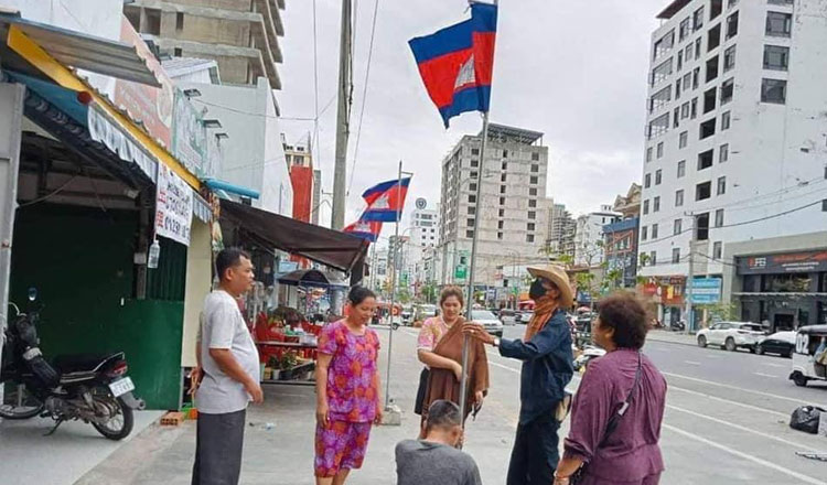 プレアシハヌークビル当局、企業の前に国旗掲揚を指示、ここはカンボジアだ