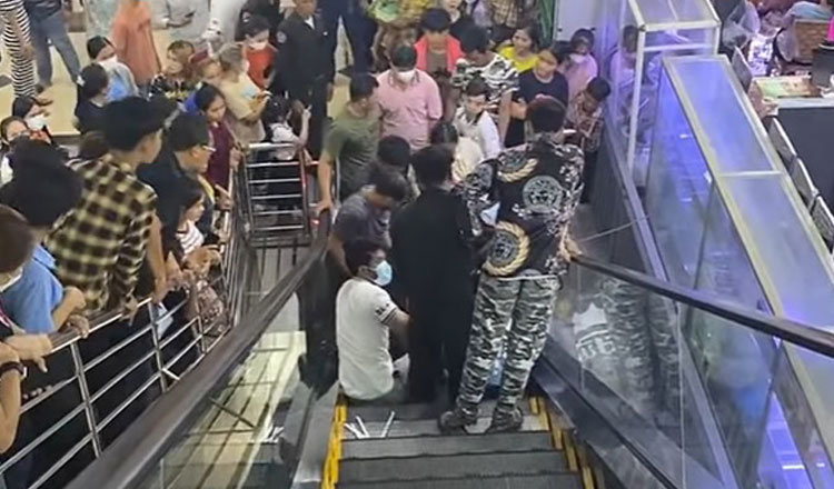 ショッピング モールでエスカレーターの階段に挟まれた幼児を救出