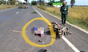 スバイリエン 車がバイクに衝突、轢き逃げでバイク同乗の高齢女性が死亡