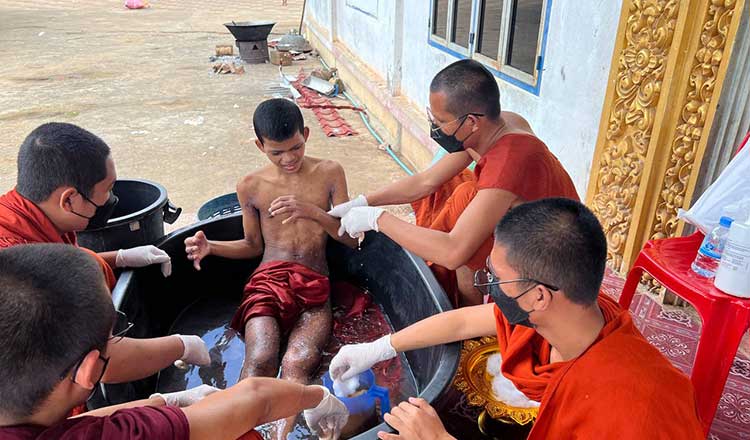 僧侶が原因不明の皮膚病に集団感染　血液検査で確認中