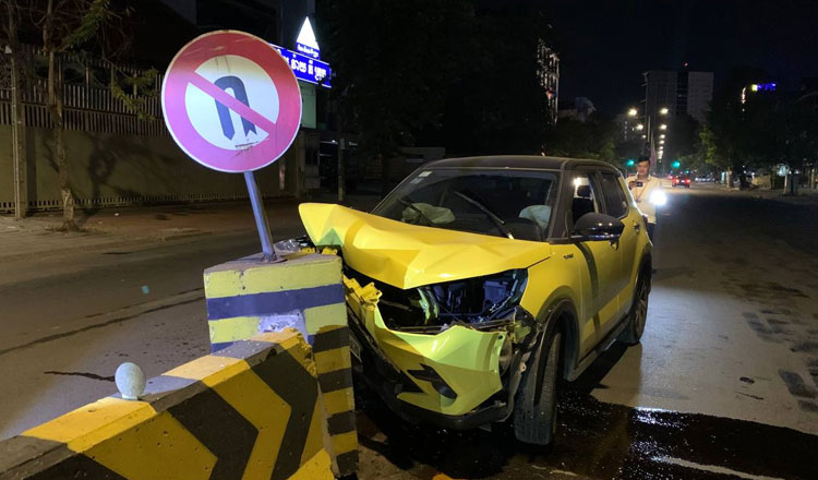 プノンペンの夜、またまた酔っ払い運転の分離帯衝突、運転者逃亡