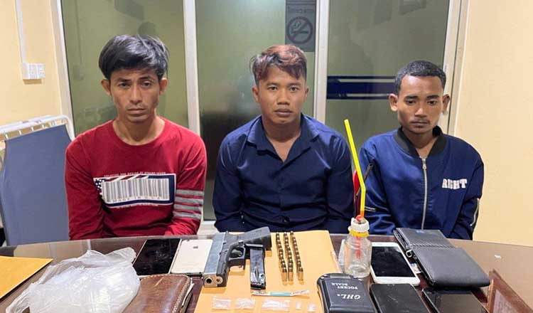 バッタンバン　麻薬と銃器でタイ人3人逮捕