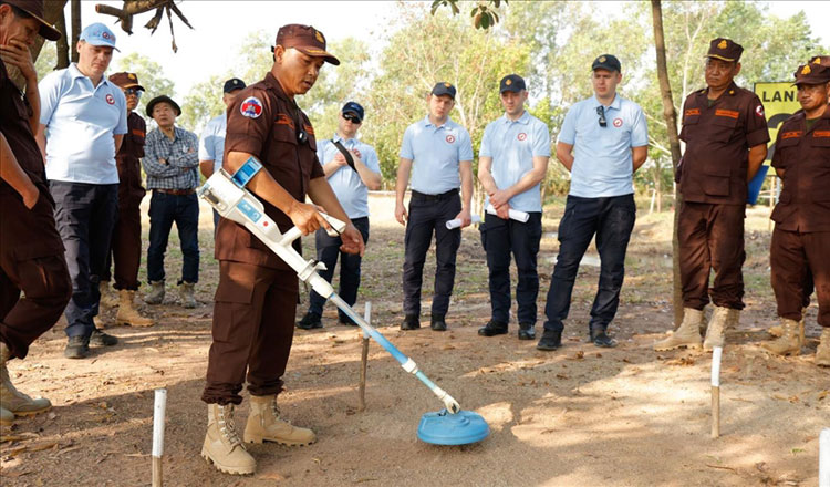 日本とカンボジアがウクライナ人職員の地雷除去訓練