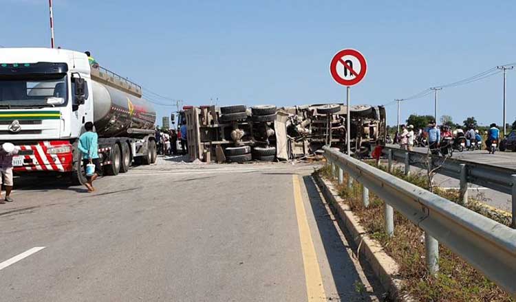 バッタンバン州の踏切　トラックと燃料列車が衝突