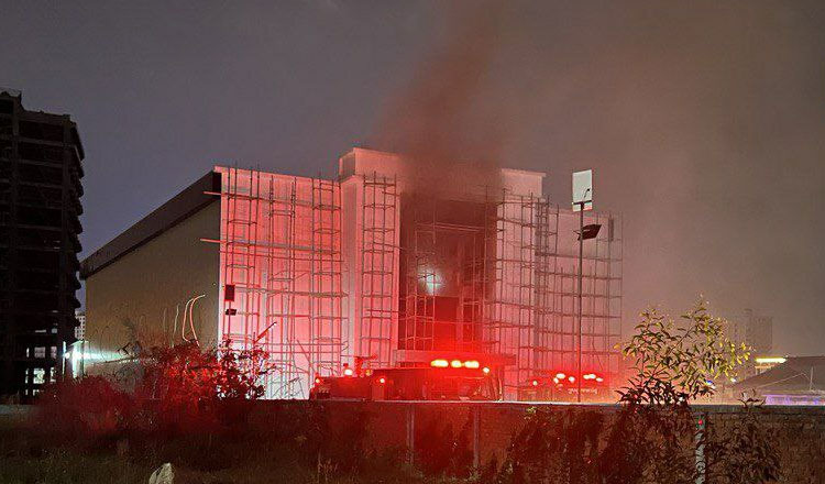 18日（土）夜　シアヌークビルで建設中のナイトクラブが炎上