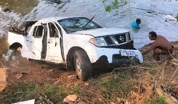 パイリン州　車が池に突っ込む　運転手死亡、その妻が重症