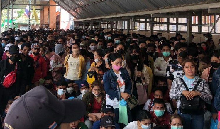 クメール正月に帰国、タイ国境ゲートへ出稼ぎ労働者が殺到