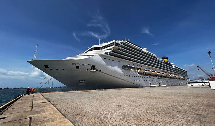 約1,700人の観光客を乗せたクルーズ船がシハヌークビルに一泊寄港