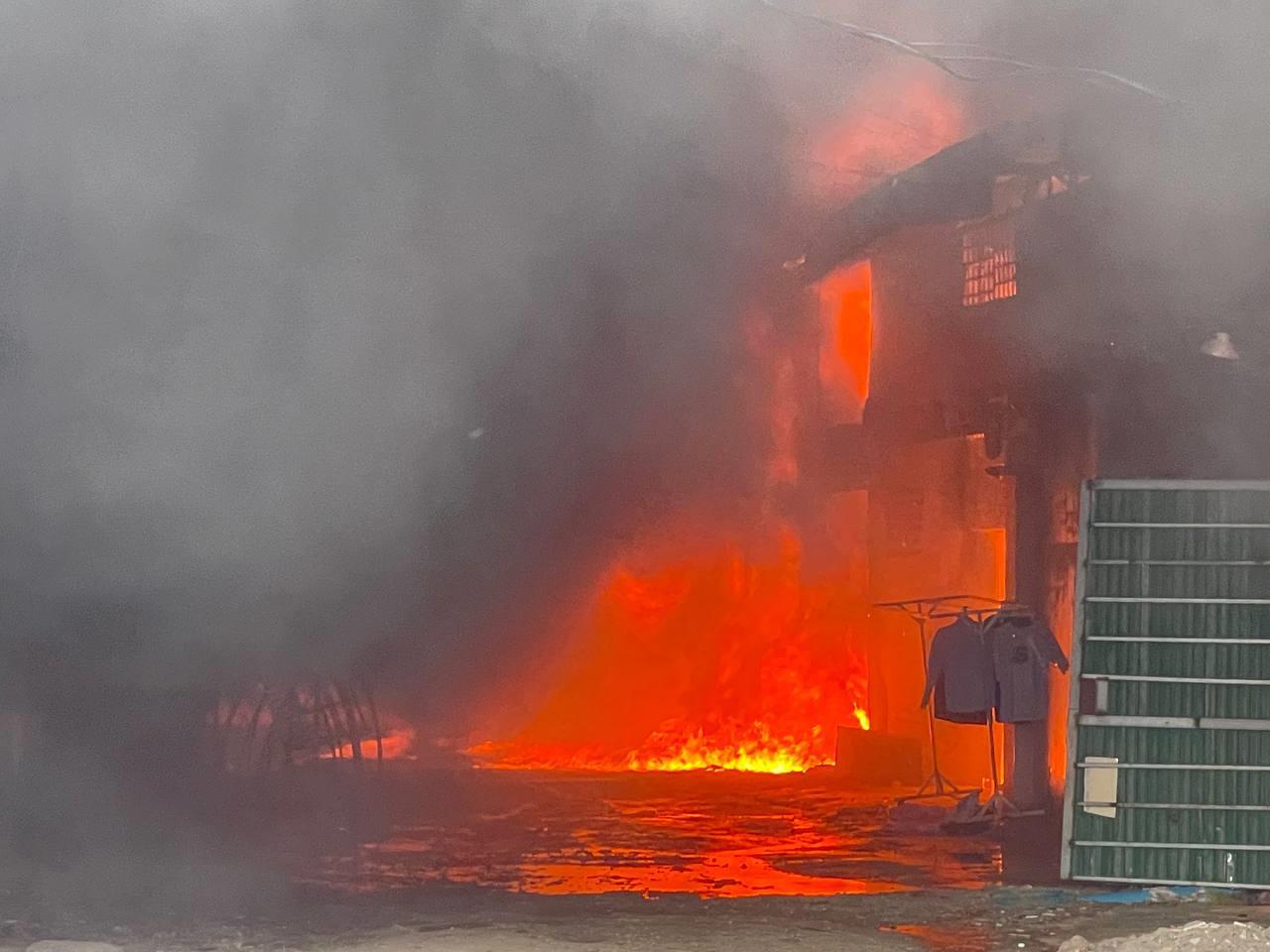 昨日、プノンペンの火災により 8 軒の家屋を焼失　倉庫にも延焼