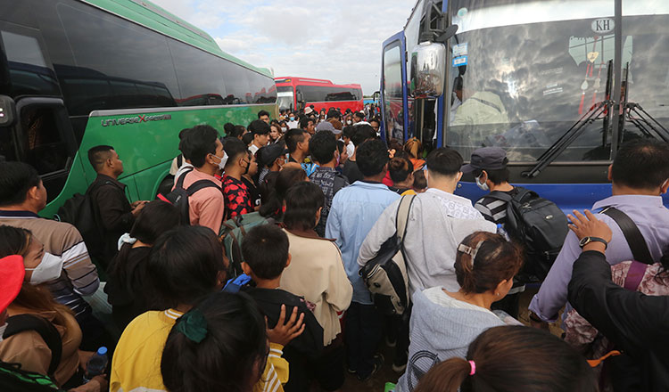 プノンペン　住民は無料公共バスで投票のために田舎へ帰宅する