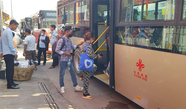 首相　クオン・スレン都知事に対しプチュムボンのため無料バスの準備を指示
