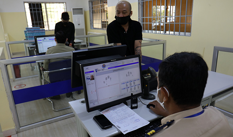 内務省はカンボジアのパスポート料金を引き下げる方向で検討