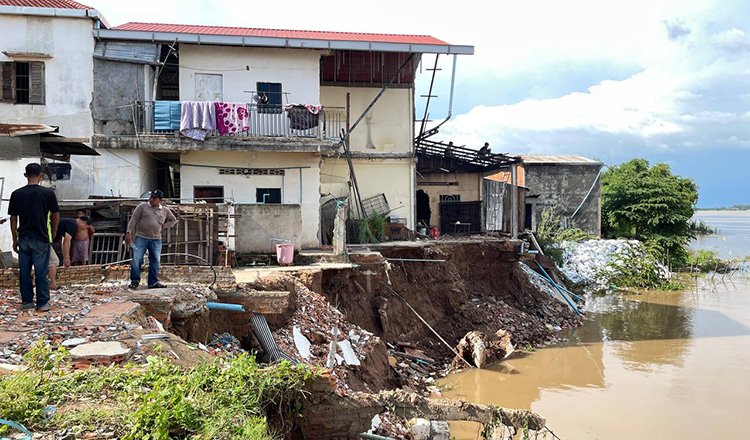 プノンペン河岸　突然の崩壊で住宅7軒が被害