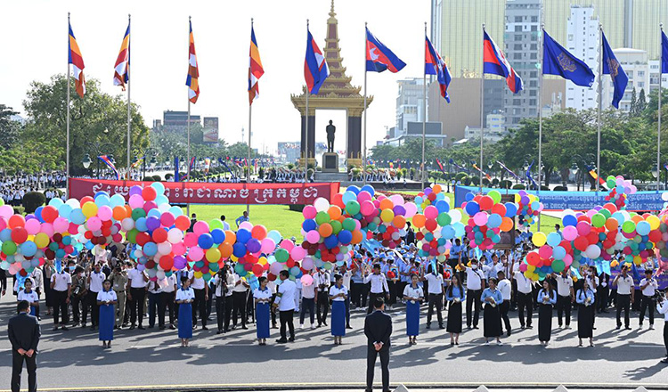 11月9日、カンボジアは独立70周年を迎え、祭典規模を大型化