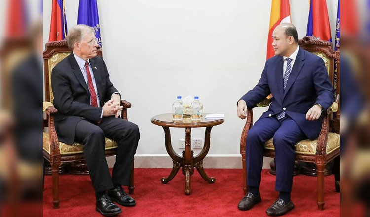 フン・メニー大臣と米国大使が公務員部門と行政改革について会談