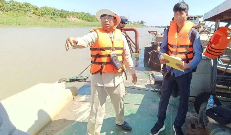 プノンペンで川砂違法浚渫船を摘発　ベトナムでは過剰な砂浚渫で沿岸浸食