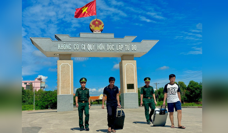 ベトナム国境警備隊がカンボジアの人身売買から同胞2人を救出