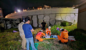 プノンペン 飲酒運転バイクが暴走し橋から転落、運転手は重傷