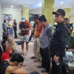 スバイリエン警察が麻薬密売所を捜索、武器も発見