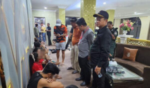 スバイリエン警察が麻薬密売所を捜索、武器も発見