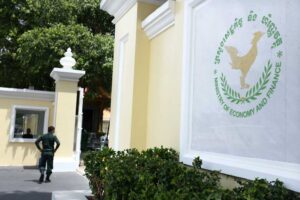 国家財政、今年の10ヵ月で政府の収入は 49 億ドル、支出は 63 億ドルに