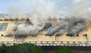 プノンペンのマンション火災、4日後にようやく鎮火 人的被害はない。