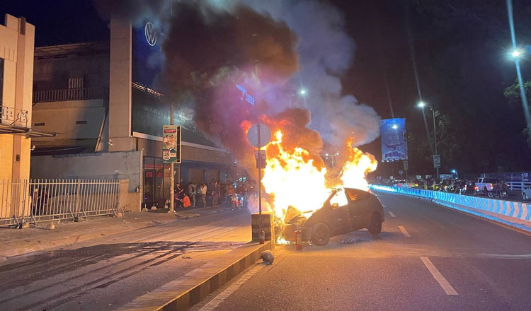 プノンペンの高架橋で交通事故、車炎上、外国人２名負傷、運転手逃亡