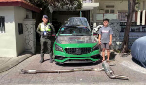 警察 騒音迷惑高級車の走行者を拘留、消音命令を出す